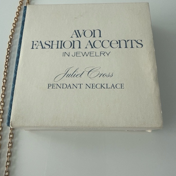 Vintage Avon Green Juliet Cross Necklace w/ Original Box - Picture 3 of 5